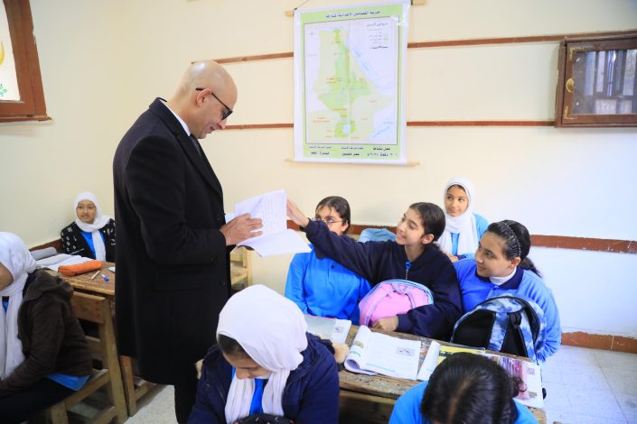 وزير التربية والتعليم يتابع استعدادات محافظة الإسماعيلية لامتحانات الفصل الدراسي الاول بزيارة لمدارس التل الكبير والقصاصين 9 almomken.com LUMyRhDZ