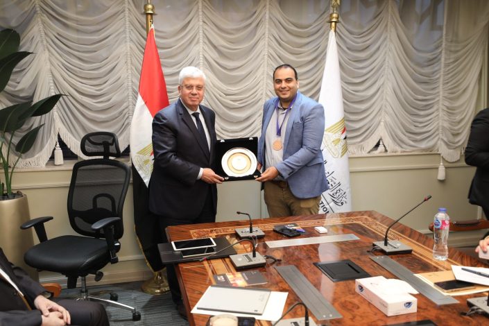 تكريم المهندس مصطفى السيد لحصوله على الميدالية البرونزية في المعرض الدولي للاختراعات بكوريا الجنوبية 4 almomken.com N37xZcBh