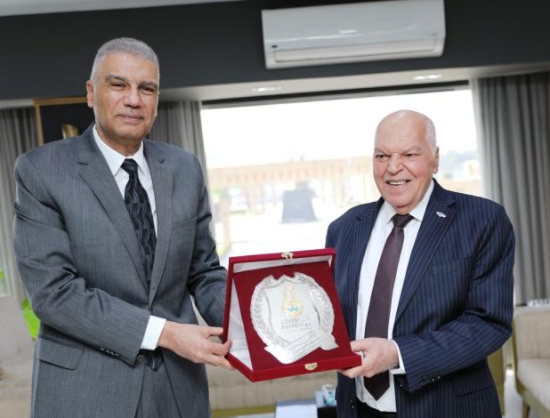 نقيب المعلمين يلتقي محافظ أسوان لدعم قضايا المعلمين 3 almomken.com QCM5MQ8y