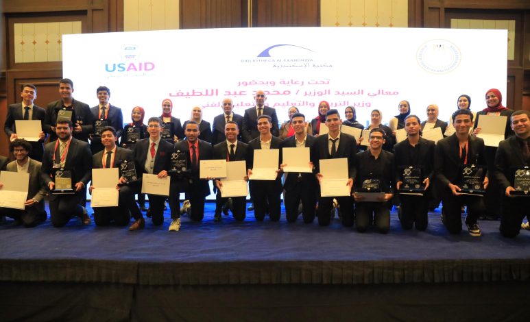 وزير التربية والتعليم يكرم الطلاب الفائزين فى مسابقة "ISEF" على المستوى الوطنى والعالمى لعام ٢٠٢٤ 8 almomken.com Y4Conkgs