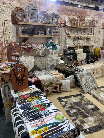 الشباب تشارك بفاعاليات معرض " تراثنا " من خلال المشغولات الحرفية واليدوية لعضوات أندية الفتاة والمرأة 4 almomken.com hke8KPfo