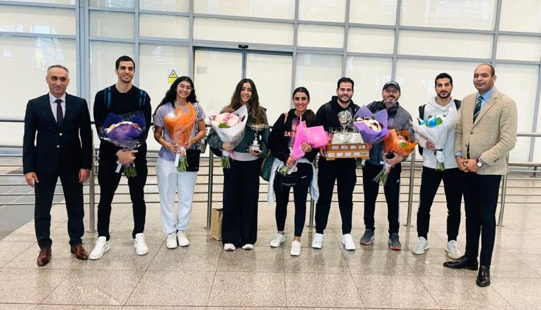 استقبال رسمي لأبطال مصر بعد التتويج ببطولة العالم للإسكواش للفرق للرجال والسيدات 3 almomken.com jQ7FfeVn