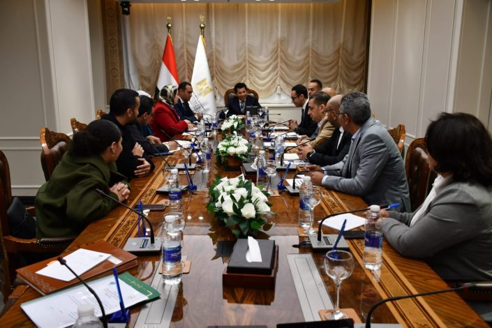 وزير الشباب والرياضة يبحث مستجدات وترتيبات تنفيذ دوري المدارس 6 almomken.com 71hlIBIY