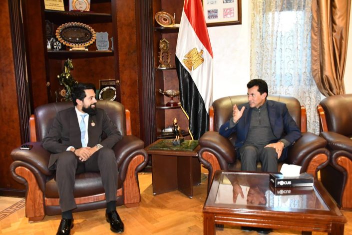 وزير الرياضة يلتقي الرئيس التنفيذي لشركة اعمار البريطانية لاستعراض تجربة لاعبين الكابيتانو في مانشستر سيتي 6 almomken.com 8OGqG3PK