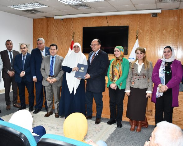 جامعة حلوان تكرم الأساتذة الفائزين بتمويل 48 مشروع بحثي 9 almomken.com 9rjPrVYy