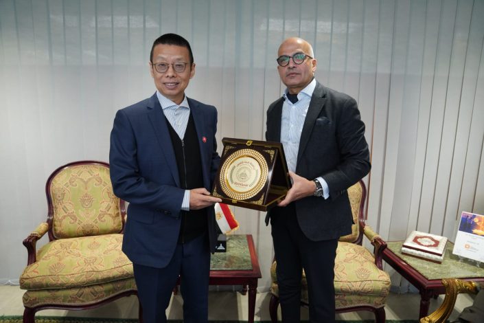 رئيس جامعة عين شمس يستقبل وفدًا من شركة چيلي الصينية 2 almomken.com I0VJL21W