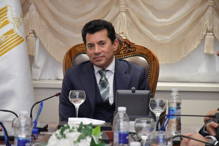 وزير الرياضة يلتقي أعضاء اللجنة العليا لسلسلة نادي النادي 5 almomken.com I365C7T7