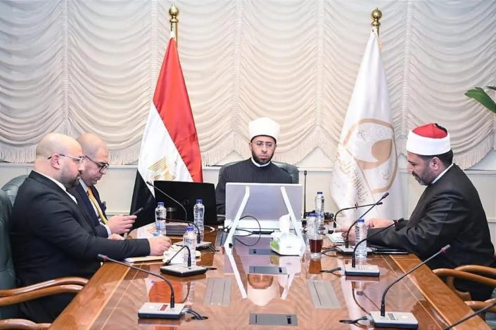وزير الأوقاف يلتقي مدير مديرية أوقاف الفيوم لمتابعة الانضباط الإداري والدعوي 2 almomken.com JzNEw6Uh