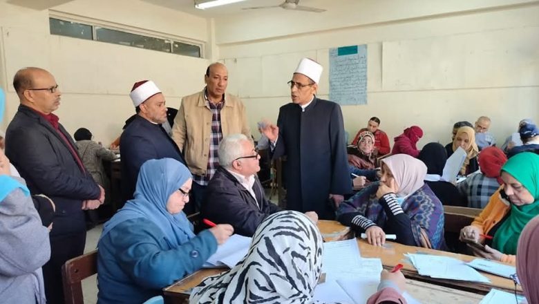 رئيس الإدارة المركزية لمنطقة القاهرة الأزهرية يتفقد سير العمل بمركزي تصحيح الشهادتين الإبتدائية والإعدادية 6 almomken.com KNeQut1d