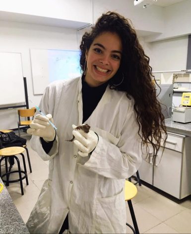 أبنة الالمانية بالقاهرة فلوريان أشرف إسحاق أول مصرية تفوز بجائزة أفضل دكتوراه في الصيدلة بمنطقة باريس 3 almomken.com Kb31uJTO