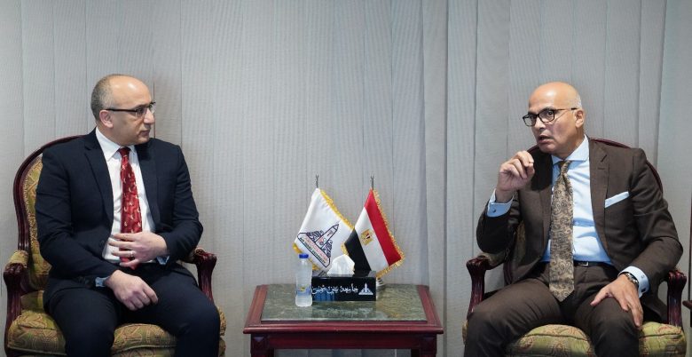 رئيس جامعة عين شمس يستقبل وفدًا من كلية الجراحين الملكية بلندن 2 almomken.com Ks9nTOG6