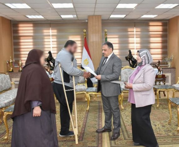 محافظ الشرقية يُسلم عقود وحدات سكنية للأسر الأولى بالرعاية بالعاشر من رمضان 2 almomken.com MEvxBw05