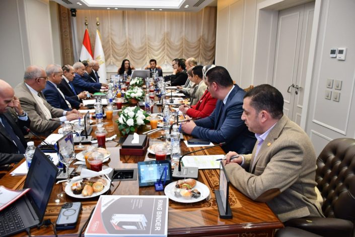 وزير الرياضة يراجع مشروعات صندوق التمويل الأهلي لرعاية النشء والشباب والرياضة 7 almomken.com OkOtoLBf
