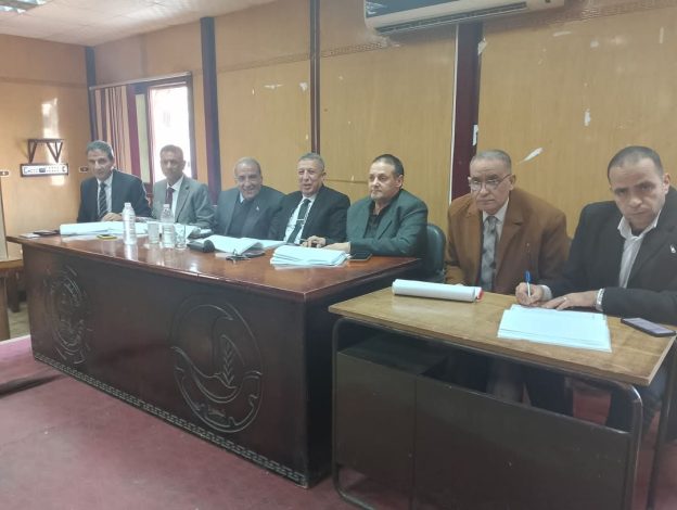 تعليم البحيرة تعقد لجنه القيادات لاختيار وتجديد تكليف عدد ١٥٦٩ لشغل وظيفة مدير ووكيل مدرسه ابتدائى 4 almomken.com PYEzqmgJ