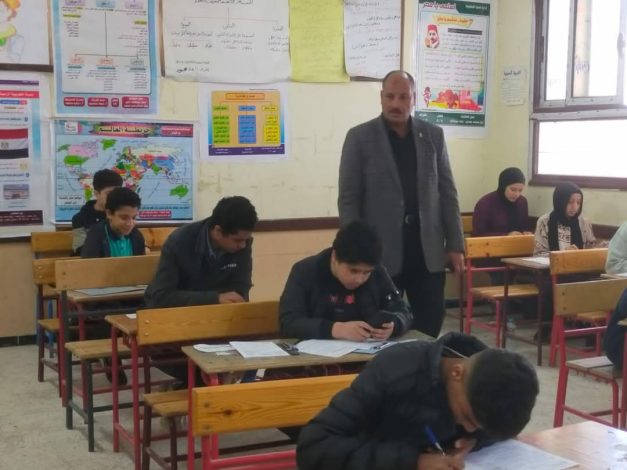 وكيل وزارة التربية والتعليم بالمنيا يتفقد امتحانات اليوم الأخير من الإعدادية 4 almomken.com RdY098Pp