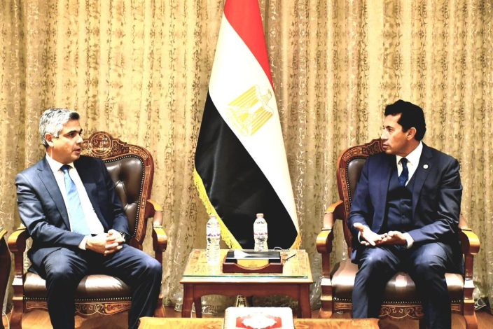 وزير الشباب والرياضة يلتقي مجلس إدارة الاتحاد المصري للفروسية لبحث خطط التطوير والاستعدادات الأولمبية 4 almomken.com SY3Y07Om