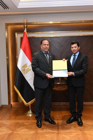 صبحي يكرم مدير مديرية الشباب والرياضة بدمياط السابق ويشيد بجهوده المتميزة 3 almomken.com UP5ga5SX