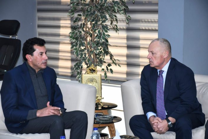 وزير الشباب والرياضة يلتقي بالاتحاد المصري لكرة القدم لبحث خطة تطوير الكرة المصرية 3 almomken.com YbNPWfOH