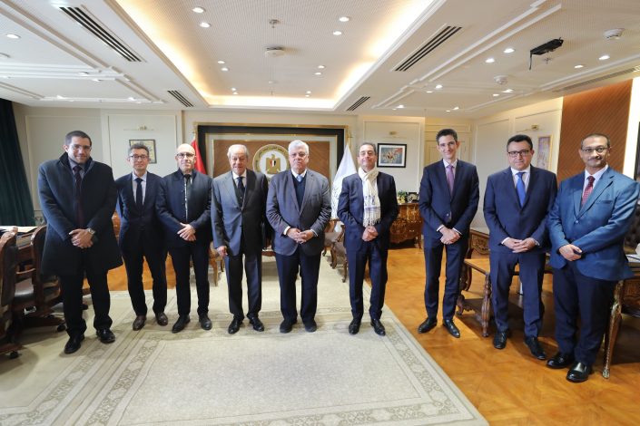 وزير التعليم العالي يبحث تعزيز التعاون مع السفير الفرنسي ورئيس الجامعة الفرنسية بمصر 2 almomken.com bS3dei0T