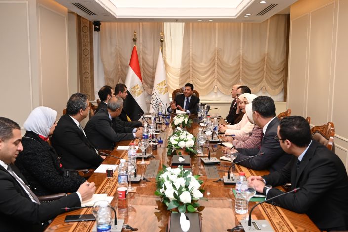 الشباب وصندوق تحيا مصر يناقشان دعم أهالي مدينة الأسمرات خلال أسبوع الخير 3 almomken.com cDIKRu8u