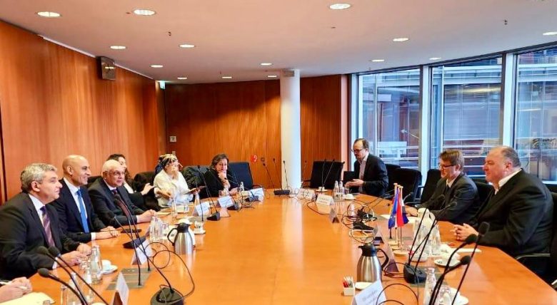 وزير التربية والتعليم يلتقي عضو البرلمان الألماني إيرهارد غروندل لبحث التعاون في مجال تطوير التعليم قبل الجامعي 2 almomken.com pDxLI7T8