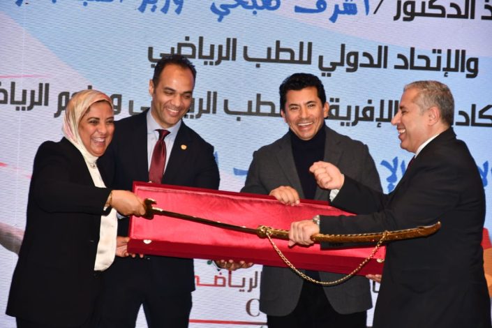 وزير الرياضة يشهد ختام فاعليات الدورة التدريبية لأساسيات الطب الرياضي 9 almomken.com tWyDbuAF