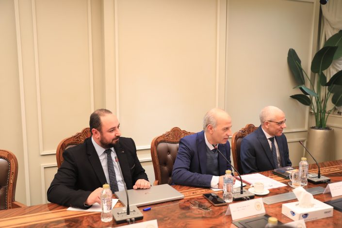 وزير التعليم العالي يناقش تأمين احتياجات المستشفيات الجامعية وتجهيز مستشفى ٥٠٠٥٠٠ 4 almomken.com yQd6Co1x