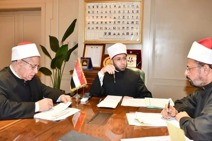 وزيرـالأوقاف يجتمع بمدير مديرية أوقاف مطروح لمتابعة الانضباط الإداري والدعوي 2 almomken.com zaZLjDyl