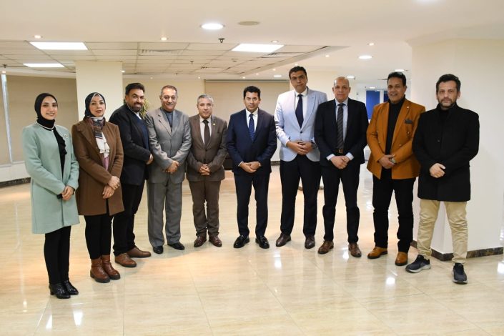 وزير الشباب والرياضة يلتقي مجلس ادارة مركز شباب الاستاد ببورسعيد 3 almomken.com 2bJppWNv