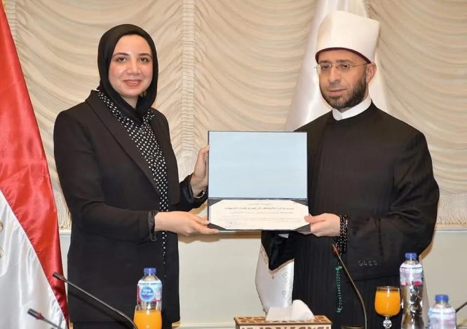 وزير الأوقاف يكرم الباحثة ياسمين مصطف 2 almomken.com DHePu217
