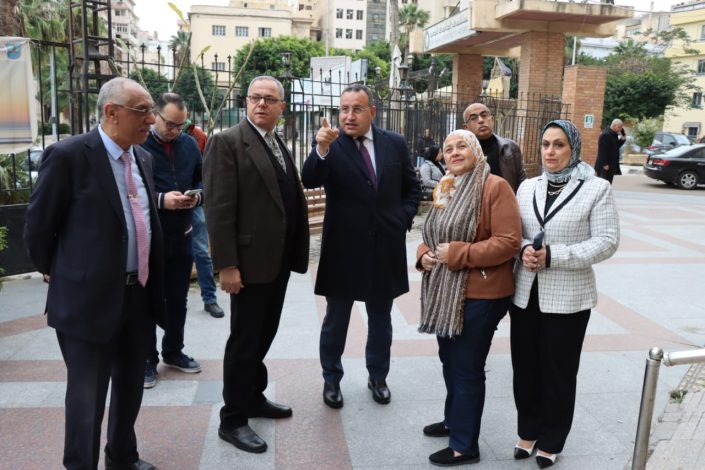 رئيس جامعة الإسكندرية يتفقد سير الدراسة فى أول أيام الفصل الدراسي الثاني 1 almomken.com G9Br0wJI