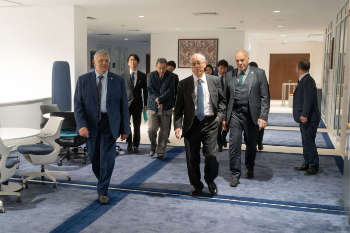 رئيس الجامعة المصرية اليابانية يستقبل السفير الياباني فوميو إيواي 4 almomken.com I7VA2Nmz