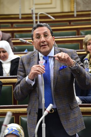 النائب إيهاب رمزى يثمن صرف الحكومة التعويضات لأسر 9 من ضحايا حادث المنيا 2 almomken.com W6kfLiAO