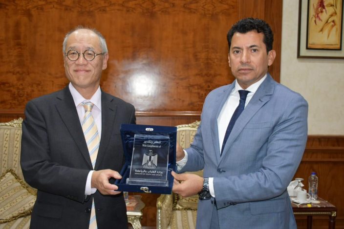 وزير الشباب والرياضة يلتقي السفير الياباني الجديد بالقاهرة ورئيس منظمة الجايكا 4 almomken.com gRip7PTo