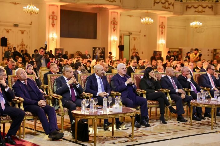 وزير التربية والتعليم يشارك في فاعليات مؤتمر أخبار اليوم الاقصادي الحاتدي عشر تحت عنوان «الصناعة والاستثمار..الحكومة والقطاع الخاص.. معًا نستطيع» 2 almomken.com hCMAkIJB