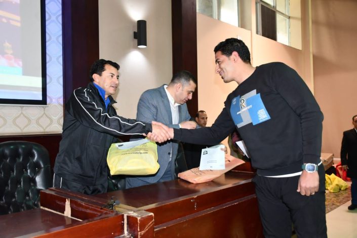 وزير الشباب والرياضة يسلم الفائزين بالعمرة من ماراثون زايد الخيري 5 almomken.com p1WVRYYA