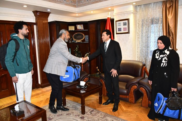 عمرة من وزير الشباب لأسرة شهيد التجديف محمد عمرو 3 almomken.com yKuFfg0d