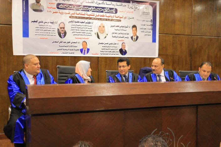 وزير الشباب والرياضة مناقشاً بمجمع الفنون والثقافة بجامعة حلوان 1 almomken.com OaQTJU36