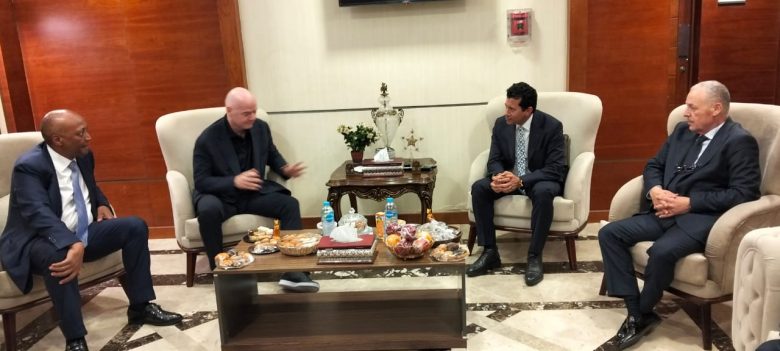 وزير الشباب والرياضة يستقبل رئيس الإتحاد الدولي لكرة القدم 2 almomken.com X80xTbyD