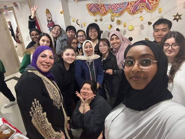 رمضان في قلب الجامعة: طلاب من العالم يحتفلون بالشهر الفضيل في مصر 4 almomken.com jheZmKpQ