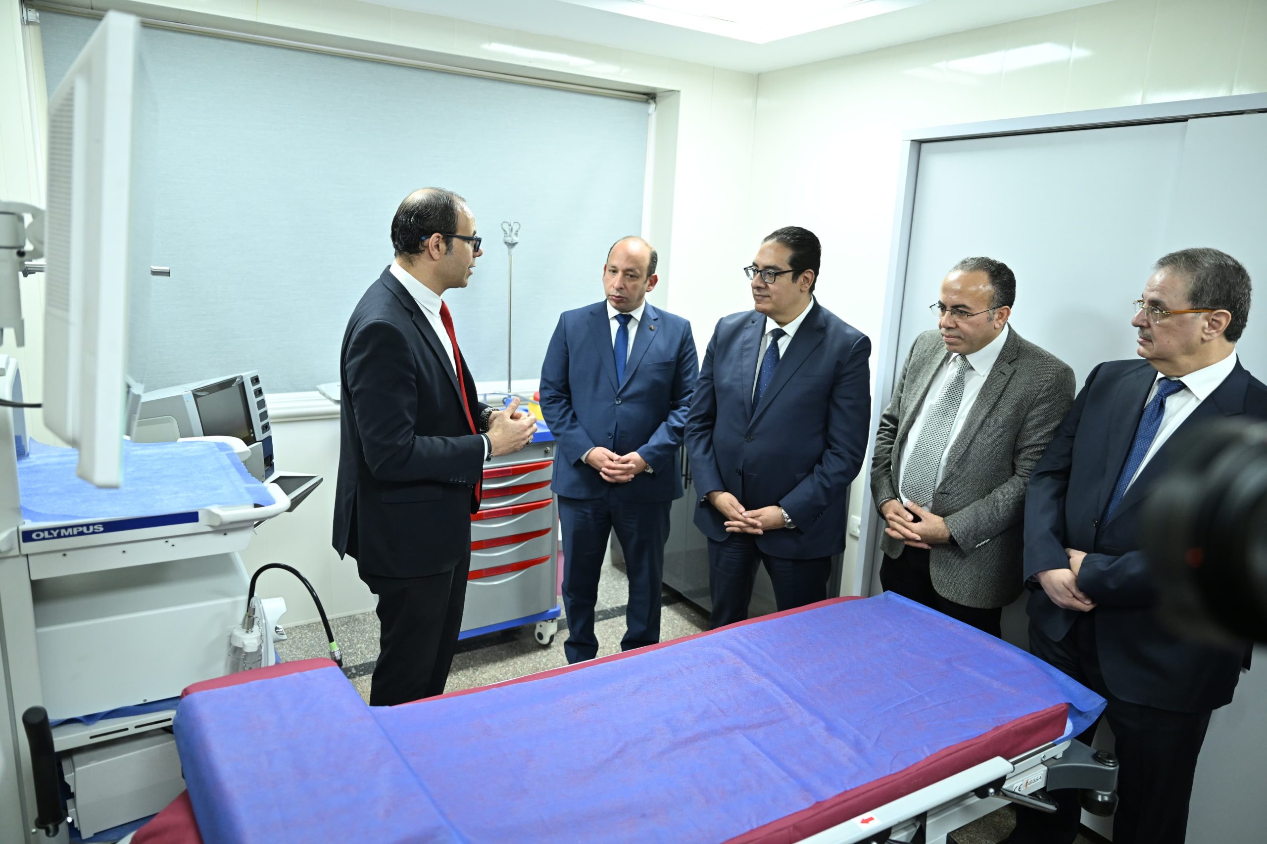 رئيس الجامعة اثناء تفقد عنابر المستشفى 