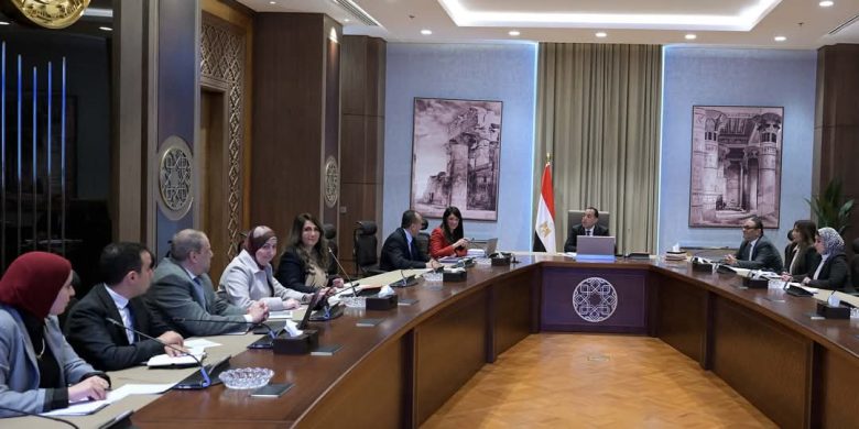 رئيس الوزراء يتابع مع وزيرة التخطيط عددا من ملفات عمل الوزارة 5 almomken.com psaTBiQ6