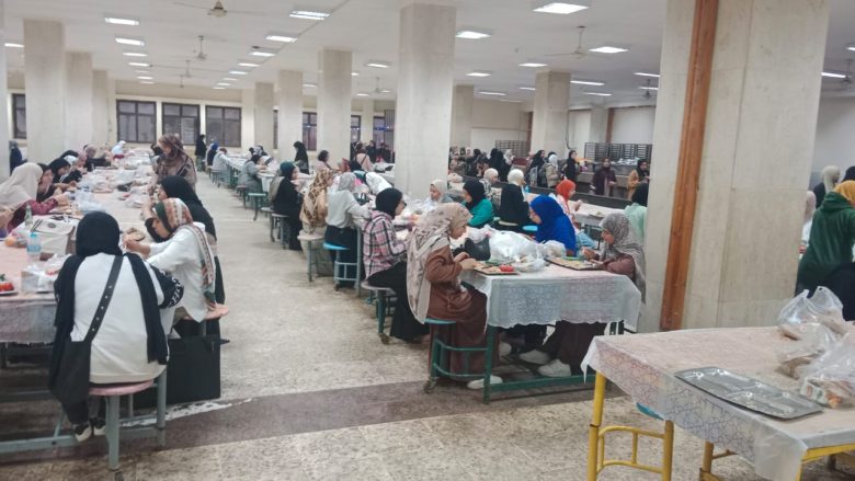قيادات جامعة حلوان تشارك طلاب المدينة الجامعية مائدة الإفطار 1 almomken.com w4HD250T