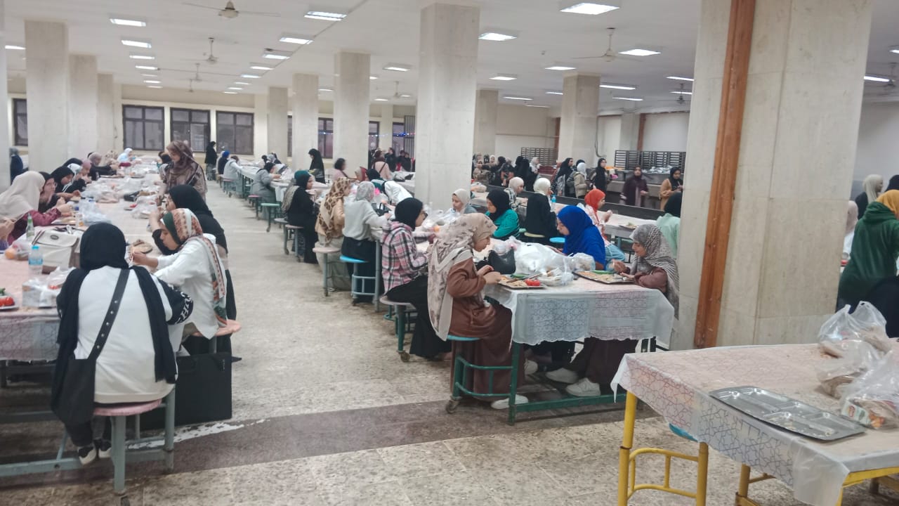 قيادات جامعة حلوان تشارك طلاب المدينة الجامعية مائدة الإفطار 4 قيادات جامعة حلوان تشارك طلاب المدينة الجامعية مائدة الإفطار