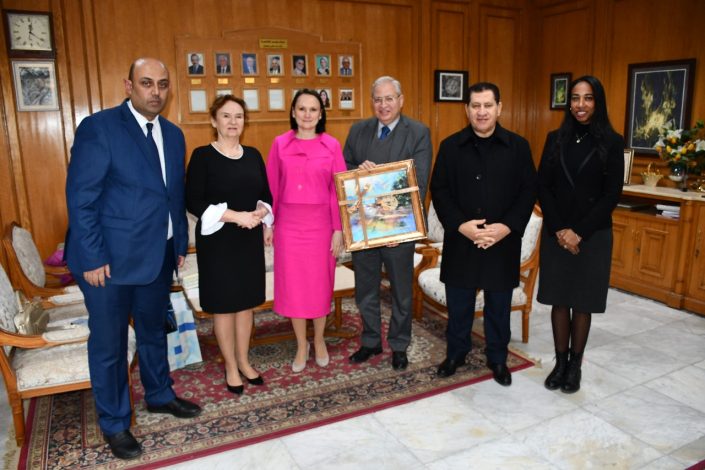 حلوان تبحث التعاون مع وفد جامعة الصداقة الروسية 4 almomken.com wM4WMc1a