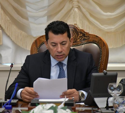 برامج وأنشطة ترسيخ القيم الأصيلة ومواجهة الافكار الهدامة على مائدة وزير الشباب 1 almomken.com 5NF01mBF