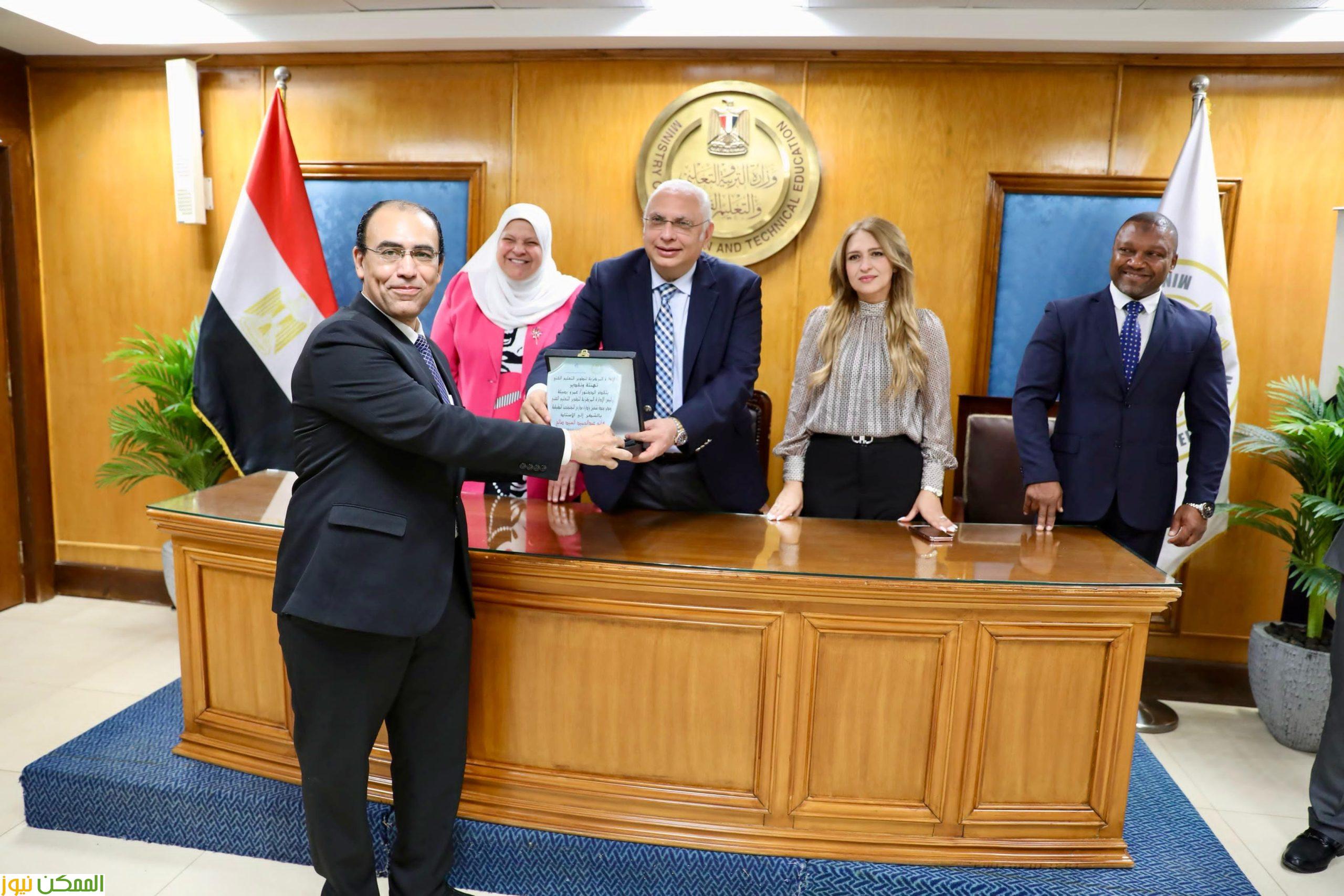 تكريم الطلاب المتميزين والمبدعين بمدارس التكنولوجيا التطبيقية