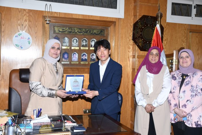 عميد كلية البنات بجامعة عين شمس تستقبل وفد جامعة فوكوي اليابانية 1 almomken.com EPuRjTBd