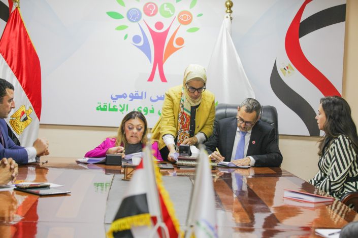 القومي للإعاقة يوقع مذكرة تفاهم مع هيئة إنقاذ الطفولة 1 almomken.com JD8RXtF6