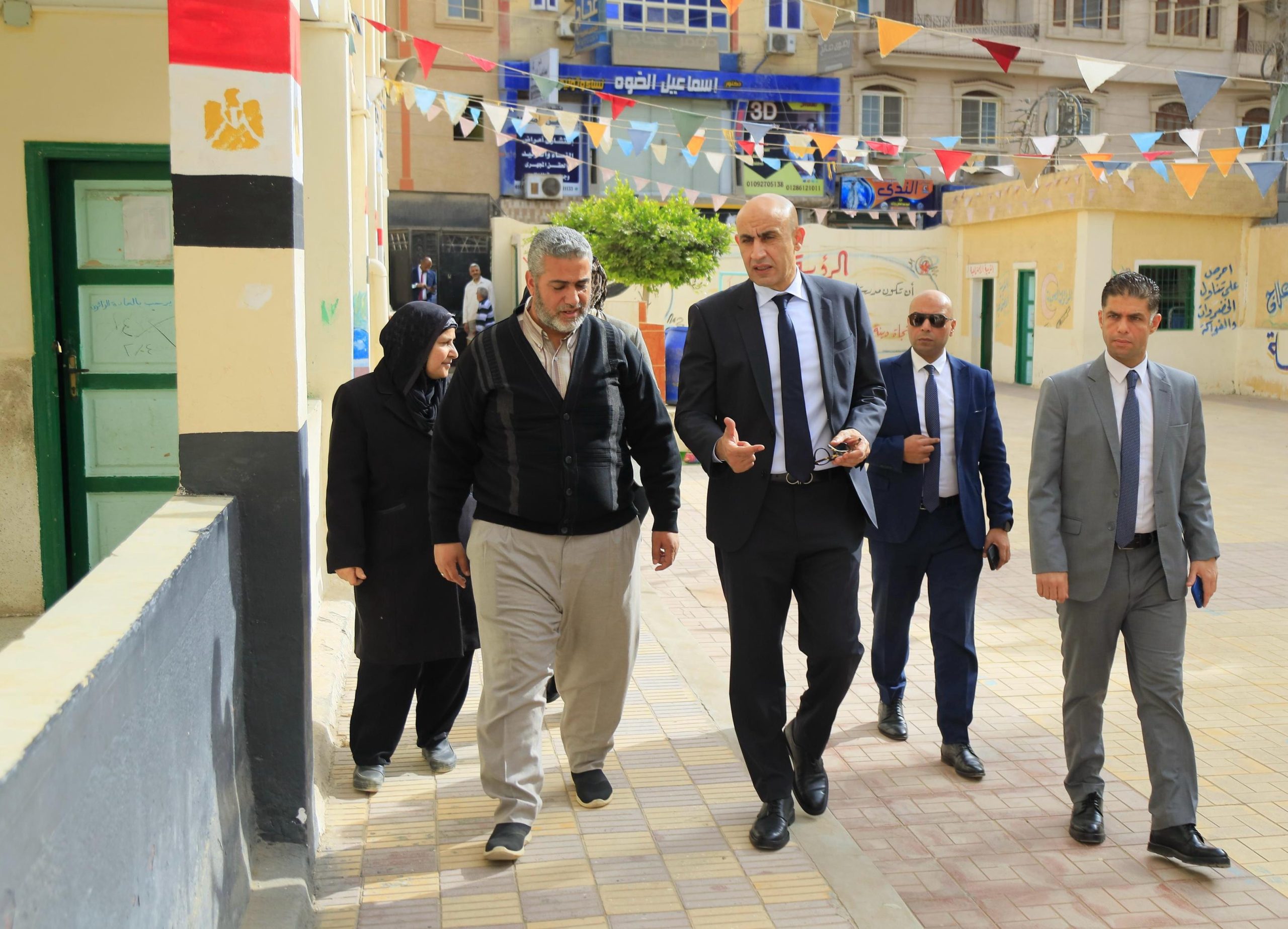 أثناء زيارته لإحدى المدارس